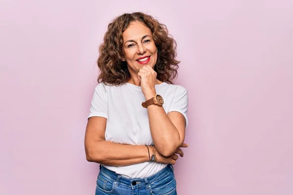 Middelbare Leeftijd Mooie Vrouw Dragen Casual Shirt Staan Geïsoleerde Roze — Stockfoto