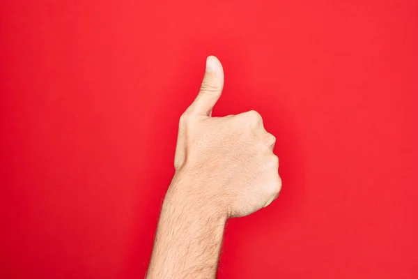Ruka Mladého Bělocha Ukazující Prsty Izolovaném Červeném Pozadí Palci Nahoru — Stock fotografie