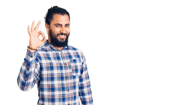 手や指でOkのサインをすることで笑顔でカジュアルな服を着ている若いアラブ人男性 成功した表現 — ストック写真