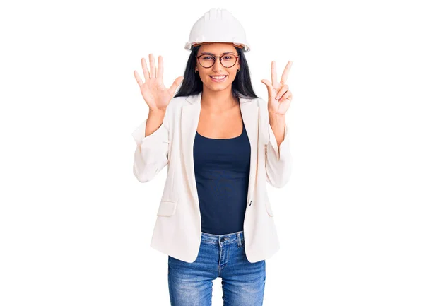 Jovem Bela Menina Latina Vestindo Arquiteto Hardhat Óculos Mostrando Apontando — Fotografia de Stock