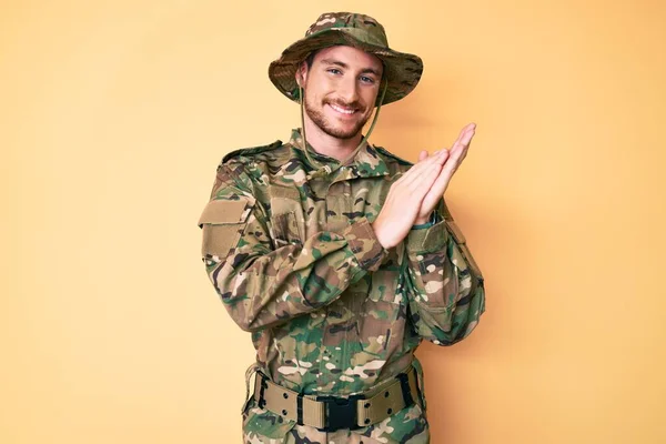 Joven Hombre Caucásico Vistiendo Camuflaje Uniforme Del Ejército Aplaudiendo Aplaudiendo — Foto de Stock