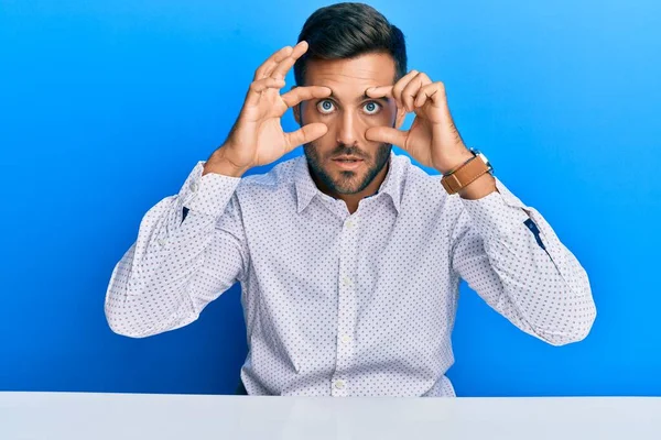 Knappe Latijns Amerikaanse Man Met Zakelijke Kleren Tafel Die Probeert — Stockfoto