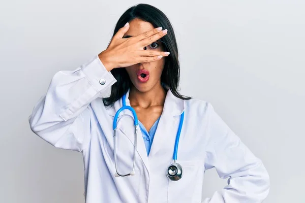 Mulher Hispânica Bonita Vestindo Uniforme Médico Estetoscópio Espreitando Choque Cobrindo — Fotografia de Stock