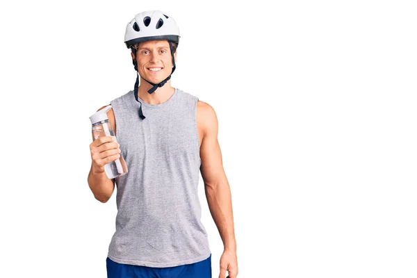 Junger Gutaussehender Mann Mit Fahrradhelm Der Eine Flasche Wasser Der — Stockfoto