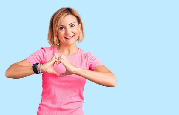 Mujer Rubia Joven Con Ropa Deportiva Sonriendo Amor Haciendo Símbolo —  Fotos de Stock