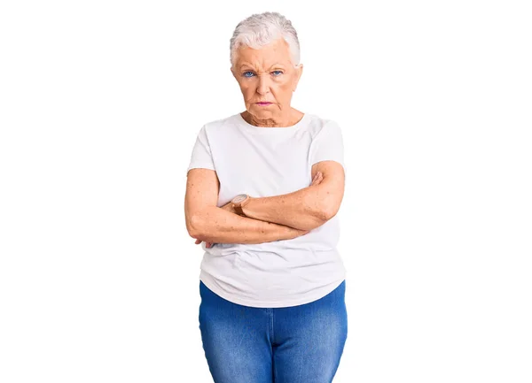 Mujer Mayor Hermosa Con Ojos Azules Cabello Gris Con Camiseta —  Fotos de Stock