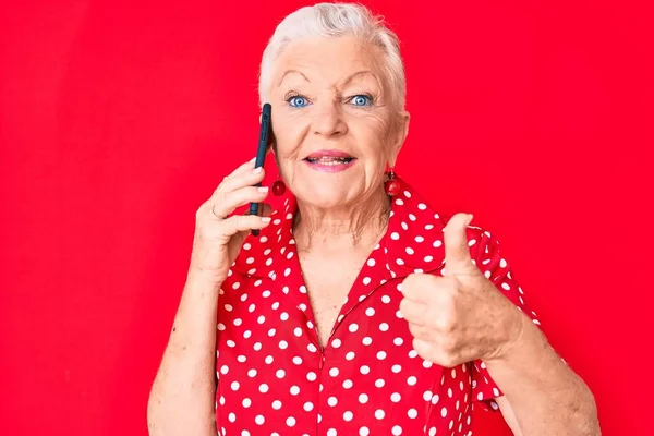 Starsza Piękna Kobieta Niebieskimi Oczami Siwymi Włosami Rozmawiając Smartfonie Uśmiechnięta — Zdjęcie stockowe