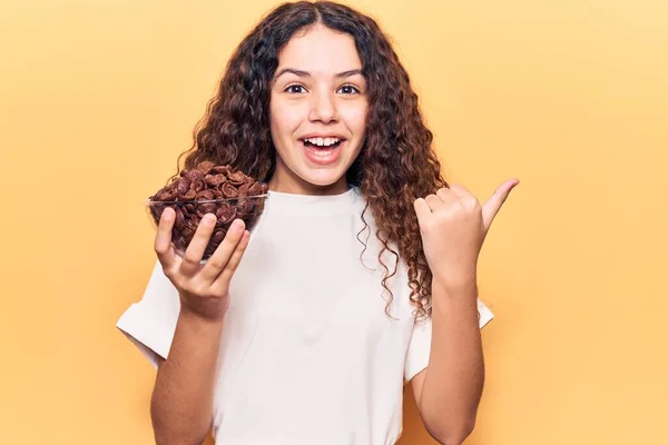 Bella Bambina Con Capelli Ricci Che Tengono Cereali Cioccolato Puntando — Foto Stock