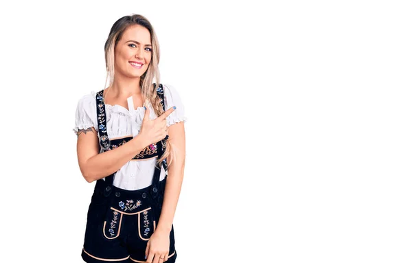 Joven Hermosa Mujer Rubia Con Vestido Oktoberfest Alegre Con Una — Foto de Stock