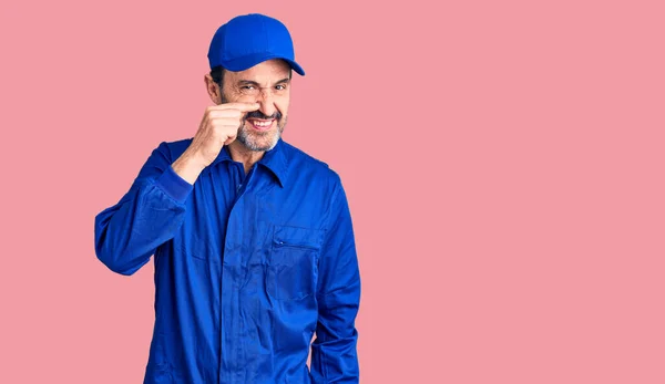 Homem Bonito Meia Idade Vestindo Uniforme Mecânico Apontando Com Dedo — Fotografia de Stock