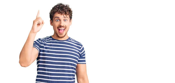 Homem Bonito Jovem Com Cabelo Encaracolado Vestindo Roupas Casuais Apontando — Fotografia de Stock