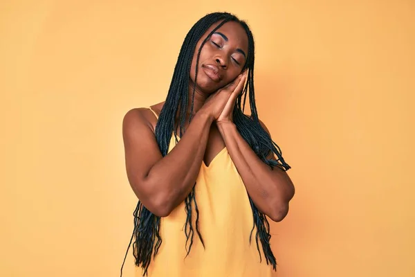 Afrikansk Amerikansk Kvinna Med Flätor Avslappnade Kläder Sover Trött Drömmer — Stockfoto