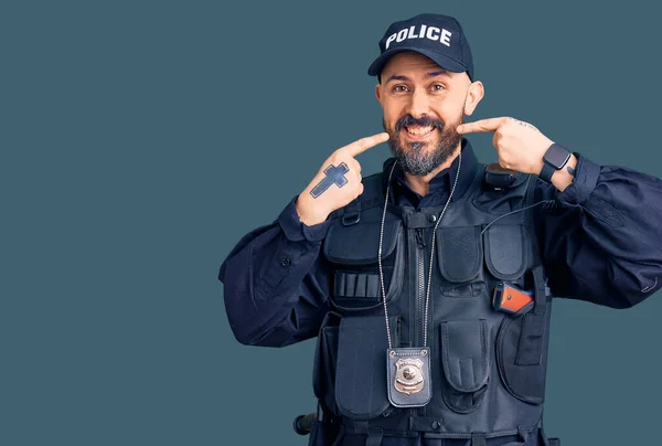 Joven Hombre Guapo Vistiendo Uniforme Policía Sonriendo Alegre Mostrando Señalando — Foto de Stock