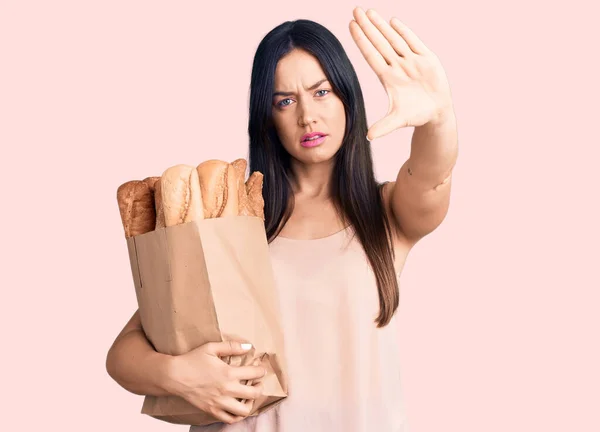 Jovem Bela Mulher Caucasiana Segurando Saco Papel Com Pão Com — Fotografia de Stock
