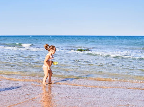 Очаровательный Блондинка Бикини Играет Водой Пляже — стоковое фото