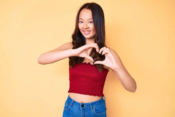 Jong Mooi Chinees Meisje Draagt Zomerkleren Glimlachend Liefde Tonen Hart — Stockfoto