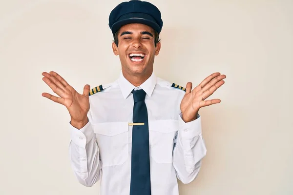 Jonge Spaanse Man Pilotenuniform Die Gek Gek Succes Viert Met — Stockfoto