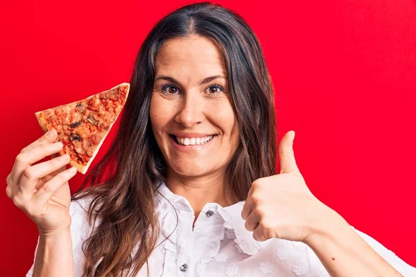 Joven Hermosa Morena Comiendo Rebanada Pizza Italiana Sobre Fondo Rojo —  Fotos de Stock