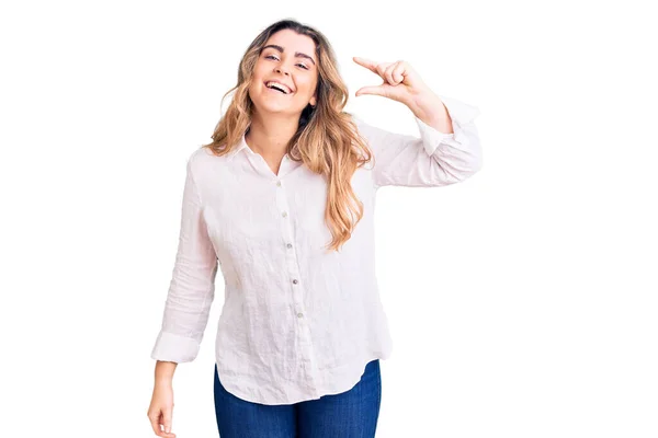 Mujer Caucásica Joven Con Ropa Casual Sonriente Gesto Seguro Con — Foto de Stock