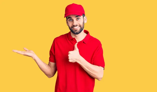 Jovem Homem Bonito Com Barba Vestindo Uniforme Entrega Mostrando Palma — Fotografia de Stock