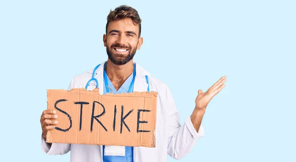 Jovem Hispânico Vestindo Estetoscópio Médico Segurando Bandeira Greve Celebrando Vitória — Fotografia de Stock