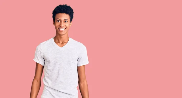 Junger Afrikanisch Amerikanischer Mann Lässigem Weißem Shirt Sieht Positiv Und — Stockfoto