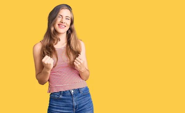 Mulher Branca Bonita Vestindo Roupas Casuais Muito Feliz Animado Fazendo — Fotografia de Stock