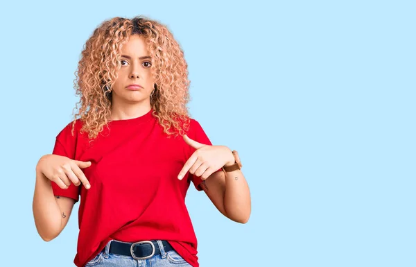 Jeune Femme Blonde Aux Cheveux Bouclés Portant Shirt Rouge Décontracté — Photo