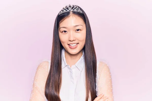 Mladá Krásná Číňanka Nosí Princeznu Korunu Šťastný Obličej Úsměvem Zkříženýma — Stock fotografie
