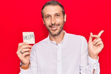 Elinde genç ve yakışıklı bir adam gülümseyerek mutlu bir şekilde elini ve parmağını yana uzattığını hatırlatır. 