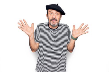 Beyaz arka planda çizgili tişört ve Fransız beresi giyen orta yaşlı yakışıklı bir adam. Hiçbir şeyden habersiz, kolları açık, hiçbir fikri yok ve şüpheli bir yüzü var..