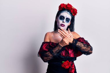 Meksika 'daki ölü makyajlı genç kadın ellerinde ve parmaklarında ağrı, eklem iltihabı. 