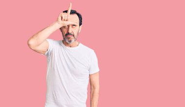 Orta yaşlı yakışıklı bir adam sıradan tişörtler giyiyor. Alnında parmakları olan insanlarla dalga geçiyor. Ezik hareketler yapıyor, alay ediyor ve hakaret ediyor.. 