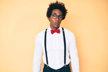 Afro saçlı, şık giyinen yakışıklı afro-amerikan adam... hippi görünümlü, kuşkucu ve sinirli, sorun yüzünden üzgün. negatif kişi. 