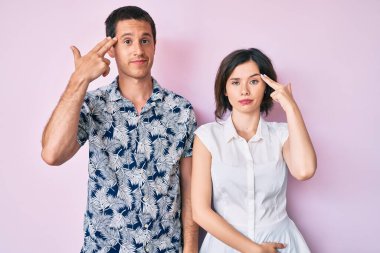 Gündelik giysiler giymiş güzel bir çift silah gibi el ve parmaklarını havaya kaldırarak ateş ederek ve kendini öldürerek intihar ediyor.. 