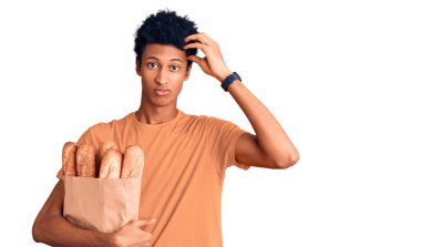 Afrika kökenli Amerikalı genç bir adam elinde ekmek torbası tutuyordu. Alnındaki sorun yüzünden endişeli ve stresliydi. Krizden korkuyordu. 