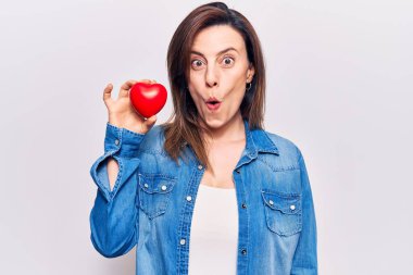 Doktor üniforması giyen genç ve güzel bir kadın. Kalbi tutuyor. Korkmuş ve ağzı açık, şaşırmış ve şaşırmış. 