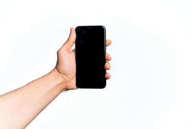 Beyaz arka plan üzerinde ekranı gösteren akıllı telefonu tutan beyaz bir adamın eli.