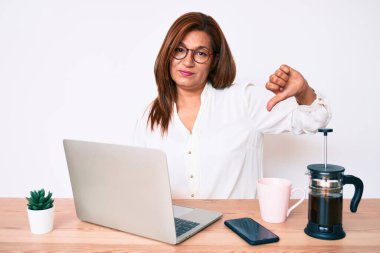 Orta yaşlı esmer, ispanyol bir iş kadını. Ofiste çalışıyor. Kızgın bir yüzü var. 