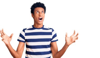 Genç, Afro-Amerikalı, günlük kıyafetler giymiş çılgın ve kızgın bir şekilde bağırıyor, agresif bir ifade ve kollarla bağırıyor. hüsran kavramı. 