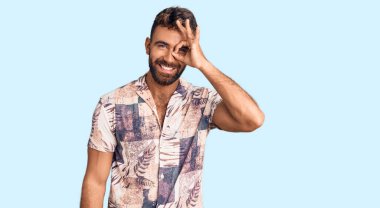 Latin kökenli genç adam yaz kıyafetleri giyiyor. El hareketleriyle gülümsüyor, gözleriyle mutlu yüzlere bakıyor.. 