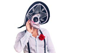 Arka planda ölü kostümü giymiş bir adam kulağına fısıldayarak dedikodu ya da dedikoduları dinliyor. Sağırlık kavramı. 