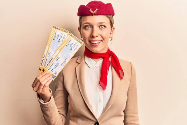 Fiatal Gyönyörű Szőke Lány Visel Stewardess Egyenruha Holding Beszállókártya Néz — Stock Fotó