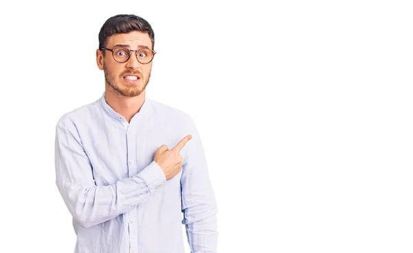 Zarif Bir Gömleği Gözlüklü Yakışıklı Genç Adam Endişeli Endişeli Bir — Stok fotoğraf