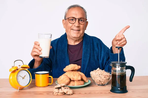 Homem Bonito Sênior Com Cabelos Grisalhos Sentado Mesa Bebendo Leite — Fotografia de Stock