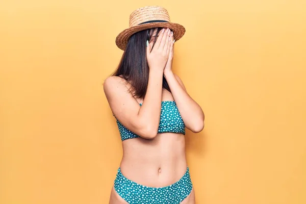 Joven Hermosa Chica Con Bikini Sombrero Verano Con Expresión Triste — Foto de Stock