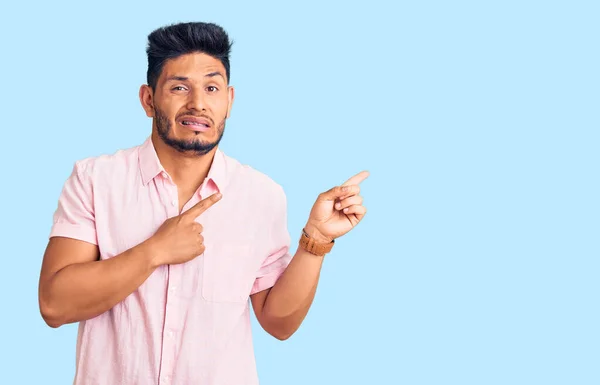 Bonito Jovem Latino Americano Vestindo Camisa Verão Casual Apontando Para — Fotografia de Stock