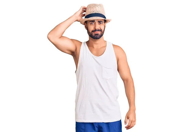 Homem Hispânico Jovem Usando Chapéu Verão Casual Confundir Perguntar Sobre — Fotografia de Stock
