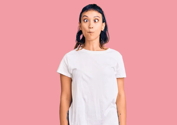 Młoda Kobieta Luźnych Ubraniach Robi Rybią Twarz Ustami Szalony Komiczny — Zdjęcie stockowe