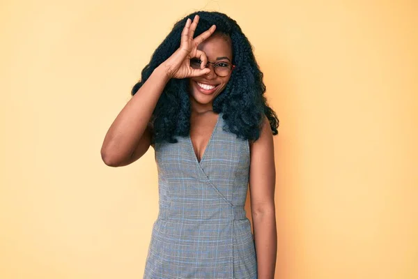 Mulher Africana Bonita Vestindo Vestido Negócios Óculos Sorrindo Feliz Fazendo — Fotografia de Stock